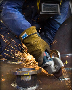 Vi utf&ouml;r reparation och underh&aring;ll av utrustning.